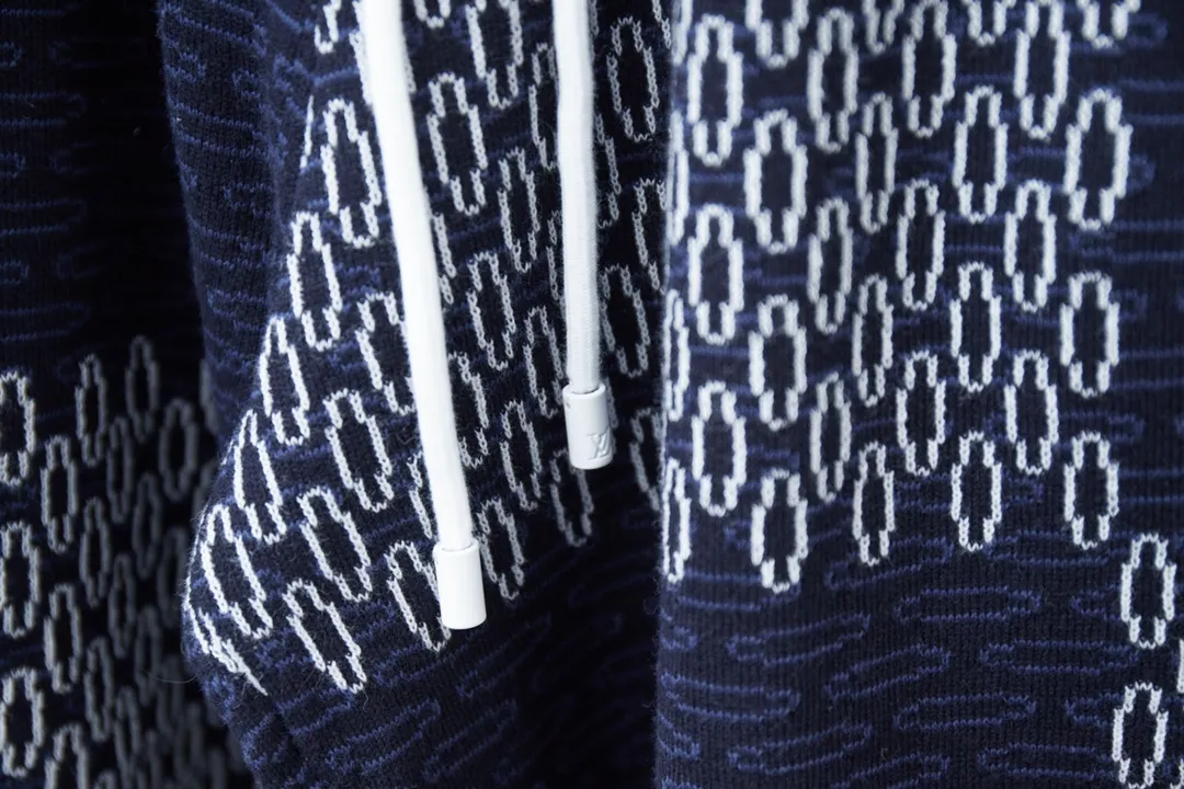 🅿️230 LV Louis 25ss new checkerboard mercerized cotton knitted shorts for spring and summer. Light luxury. A must-have item for men and women for daily commuting. Correct version. Comparisons are welcome. Detailed features · Made of high-viscosity cotton wool, with high count cotton added, it is dry and avoids stuffiness. · Made of jacquard machine imported from Germany, woven with Lv Monogram plaid intarsia, and paired with knitting of the same style and color to present a unique three-dimensional texture. Customized hardware pendant➕rope·Double-needle cross-stitching process·Original main mark, washed tag, branded moisture-proof paper packaging Color: Blue Size: S/M/L/XL